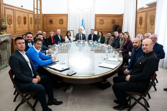 Casa Rosada: el ministro Diego Santilli con Gabriel Bornoroni, Laura Rodríguez Machado, Soledad Carrizo y un grupo de intendentes de Córdoba.