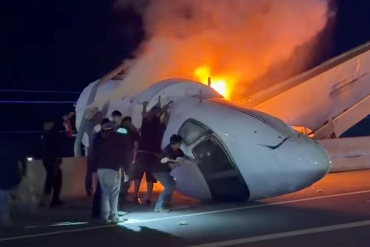 Una avioneta cayó sobre una autopista de Texas y murió uno de los ocupantes.
