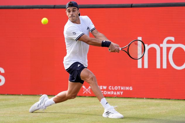 Francisco Cerúndolo se metió en los cuartos de final del ATP de Queen’s tras una sólida victoria sobre el estadounidense Jenson Brooksby. (AP)
