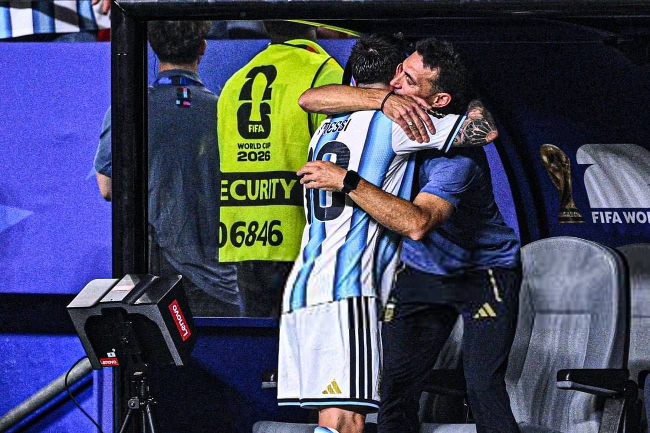 El abrazo de Messi y Scaloni.