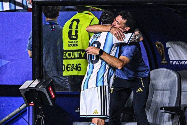 El abrazo de Messi y Scaloni.