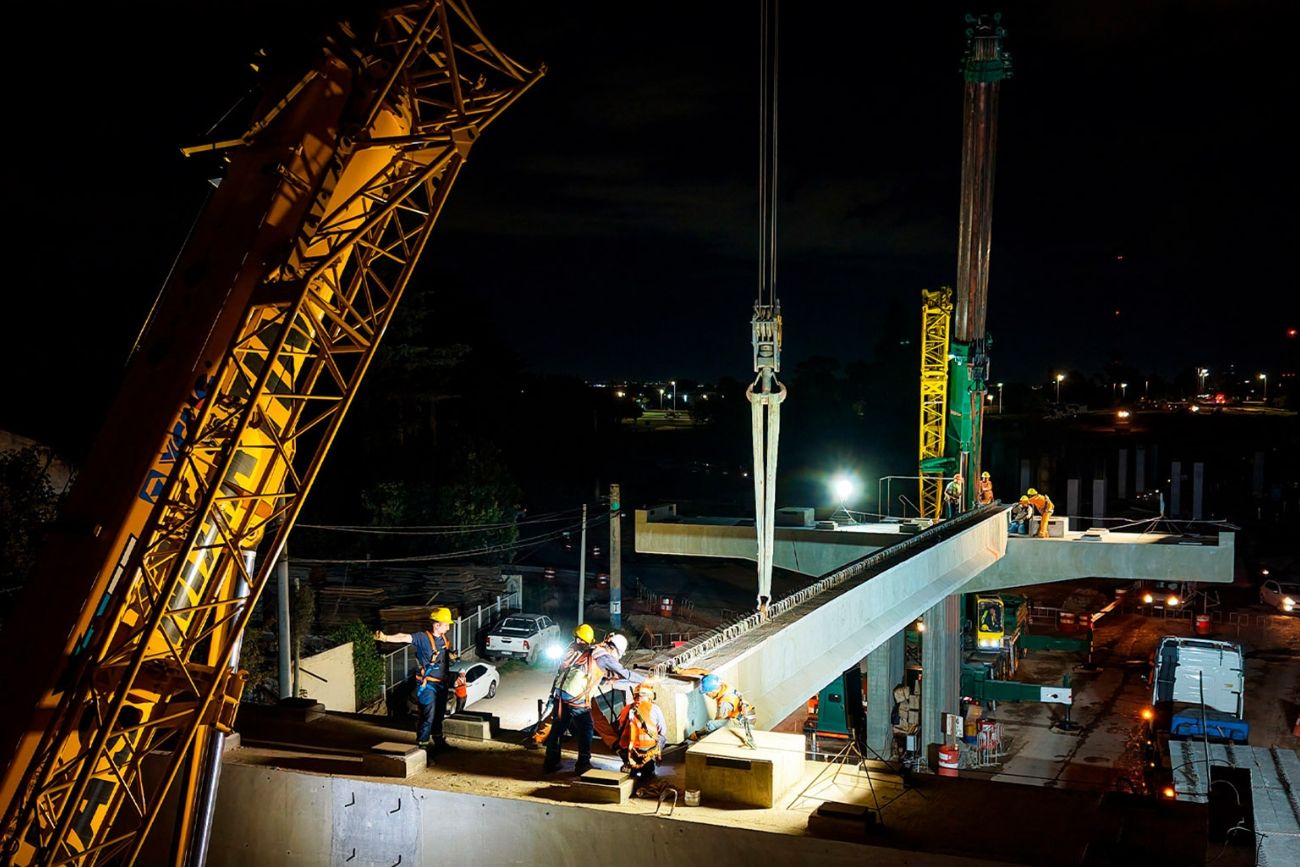 Las tareas nocturnas de colocación de vigas avanzan sobre la estructura del viaducto de 607 metros que se construye sobre avenida Vélez Sarsfield, entre Circunvalación y calle Posadas.
