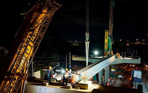 Las tareas nocturnas de colocación de vigas avanzan sobre la estructura del viaducto de 607 metros que se construye sobre avenida Vélez Sarsfield, entre Circunvalación y calle Posadas.