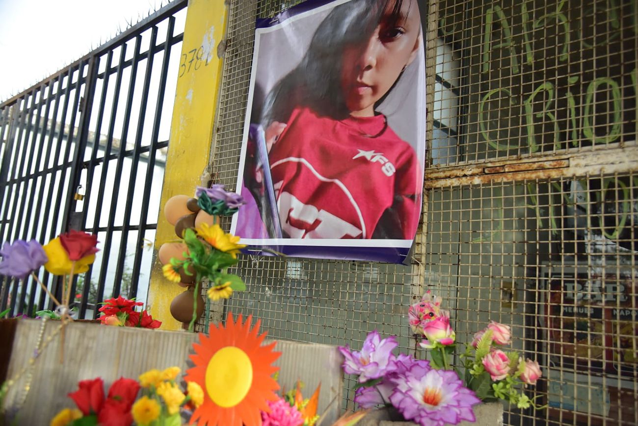 El santuario de Agostina Vega frente a la casa de sus abuelos maternos.