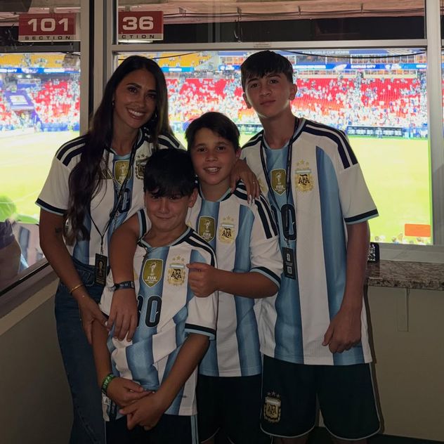 Antonela Roccuzzo publicó fotos del partido junto a sus hijos Thiago, Mateo y Ciro