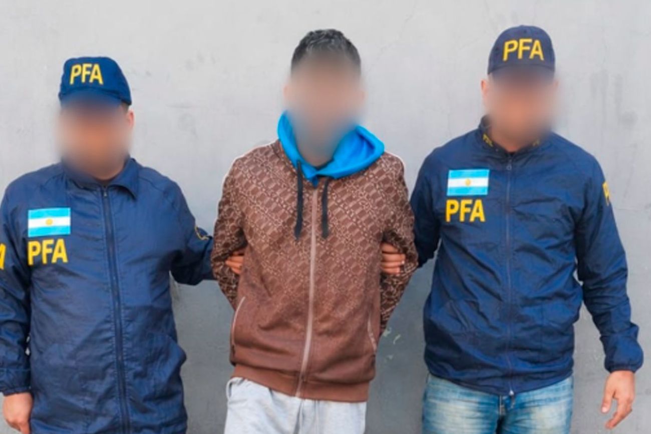 El sospechoso, al ser capturado. (PFA)