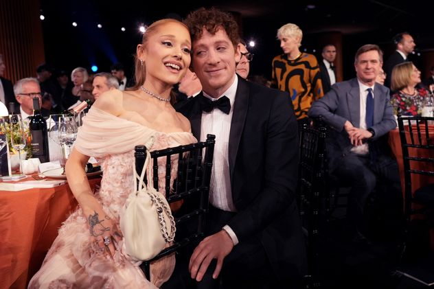 Ariana Grande y Ethan Slater en la gala de los premios del Sindicato de Actores, en 2025.