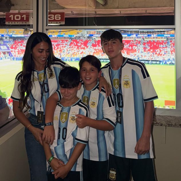 Antonela Roccuzzo publicó fotos del partido junto a sus hijos Thiago, Mateo y Ciro