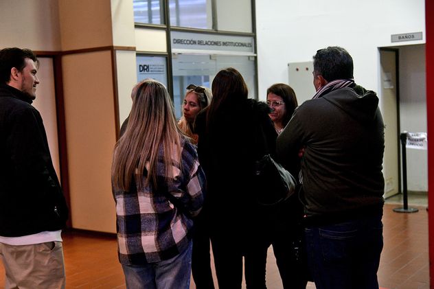 Melisa Heredia y los abuelos de Agostina Vega se reúnen con el fiscal del caso en la Jefatura de Policía.