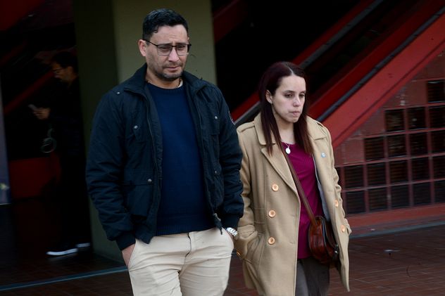Gabriel Vega, padre de Agostina Vega, se retira de la Jefatura de Policía de Córdoba.