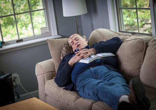 La siesta podría afectar tu hígado: qué descubrió un estudio con 48.000 personas.