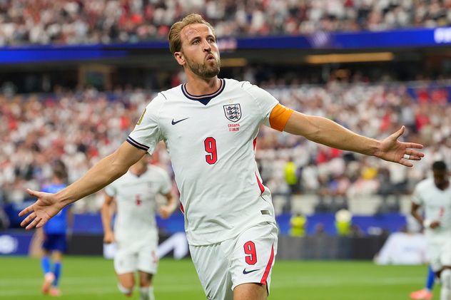 Harry Kane (9), de Inglaterra, celebra tras marcar un gol durante el partido de fútbol del Grupo L de la Copa Mundial entre Inglaterra y Croacia en Arlington, Texas.