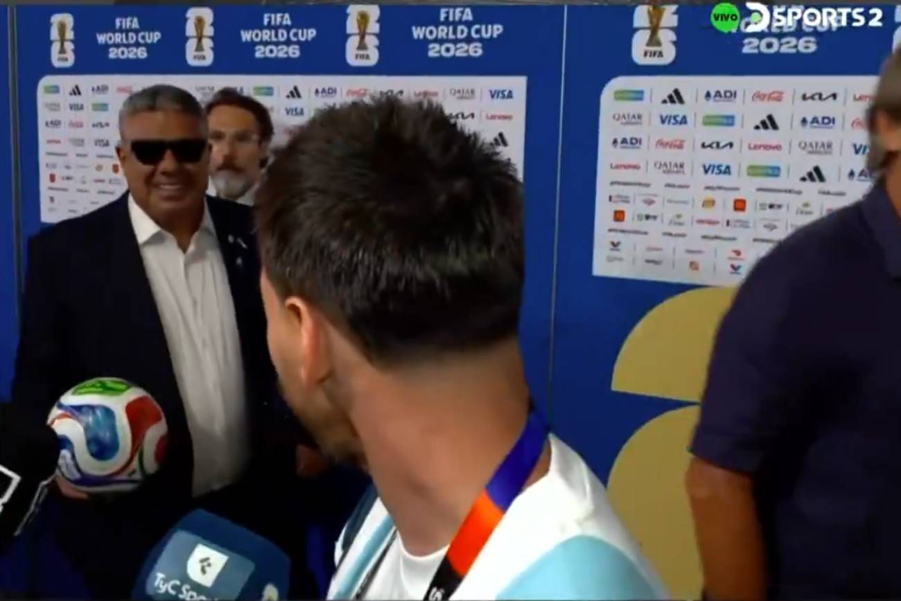 Chiqui Tapia se quedó con la pelota del triplete de Messi y compartió un divertido momento
