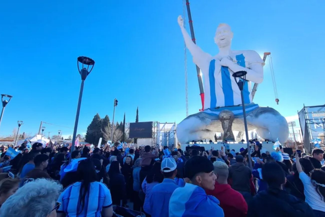 Inauguraron una estatua de Messi en Argentina: tiene 26 metros de altura
