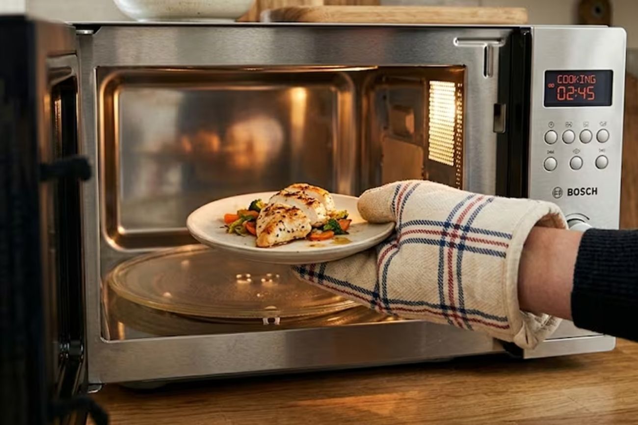 Cómo evitar que el plato se caliente más que la comida en el microondas.