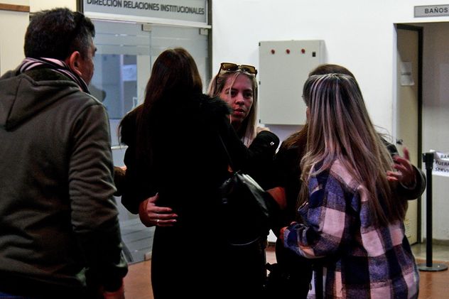 Melisa Heredia y los abuelos de Agostina Vega se reunieron con el fiscal del caso en la Jefatura de Policía.