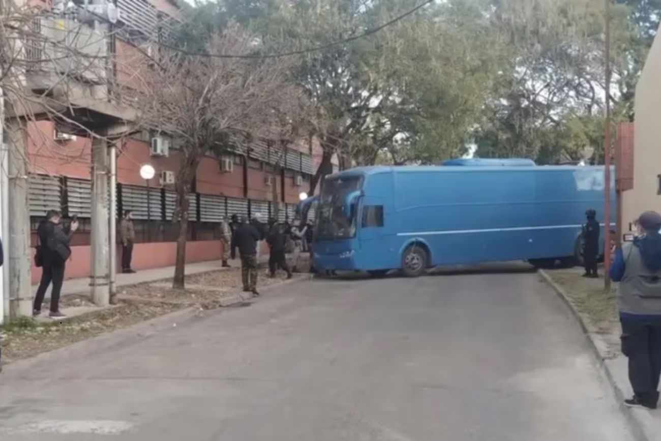 El colectivo que llevaba a los imputados por el caso Loan chocó contra un árbol