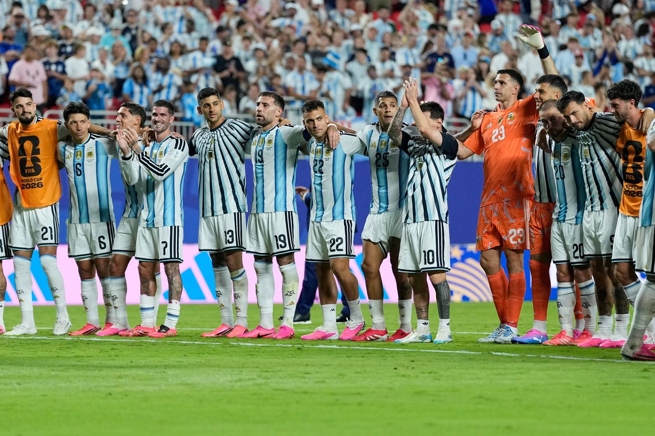 "Messi sos un cu...": las frases imposibles con las que los argentinos intentaron explicar otra noche mágica del 10