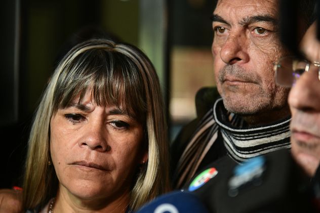 Los abuelos de Agostina Vega se reúnen con el fiscal del caso en la Jefatura de Policía. 