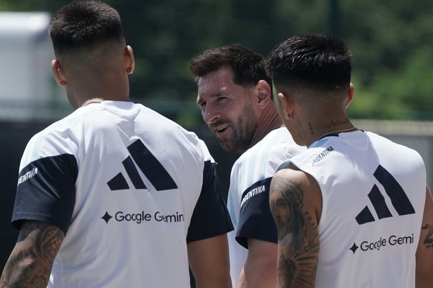 Lionel Messi en la práctica de la Argentina, el día después del debut en el Mundial ante Argelia.