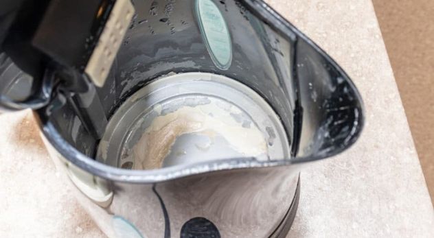 Cómo eliminar el sarro de la tetera y la pava eléctrica con un truco casero de dos ingredientes.