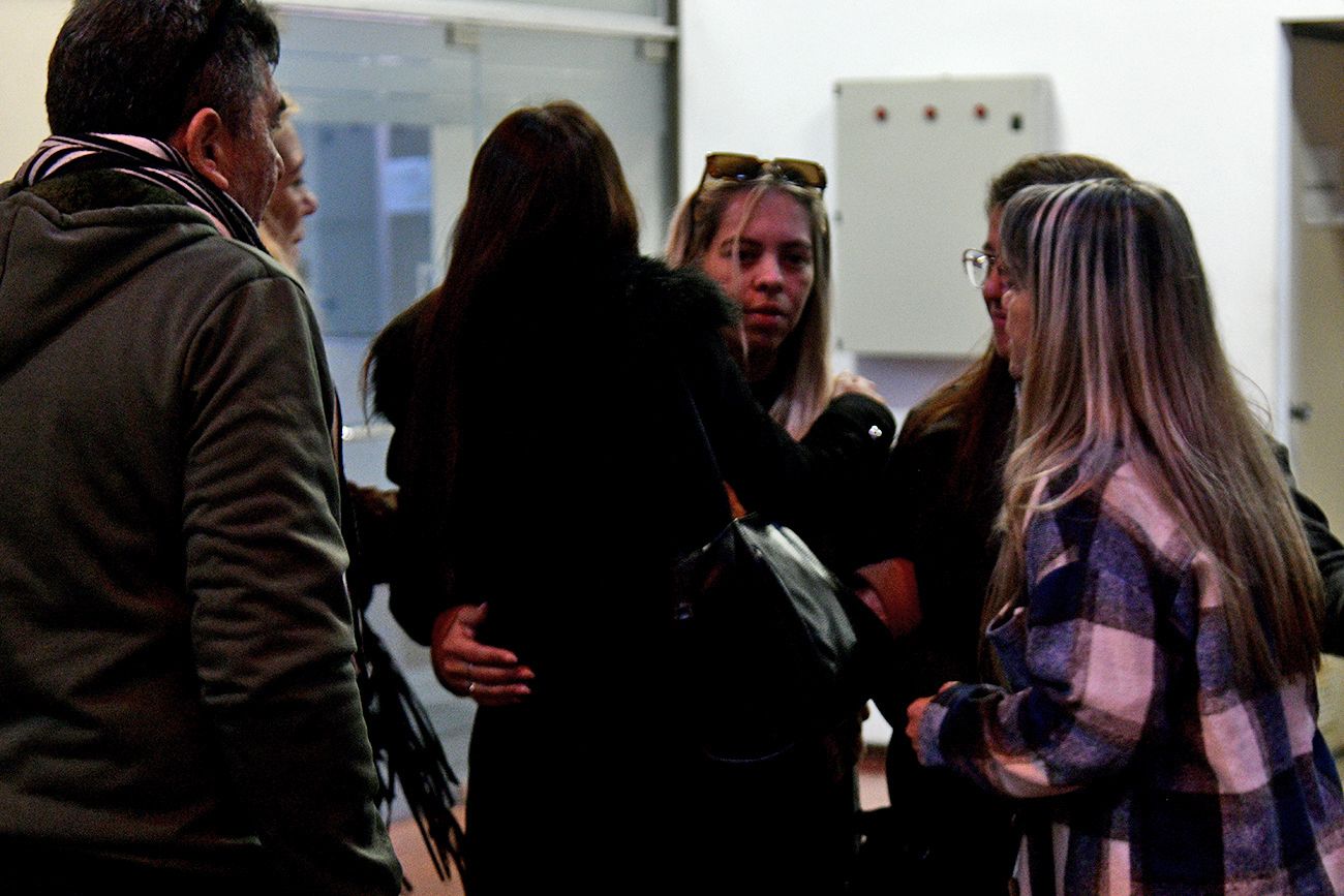 Melisa Heredia y los abuelos de Agostina Vega se reúnen con el fiscal del caso en la Jefatura de Policía.
