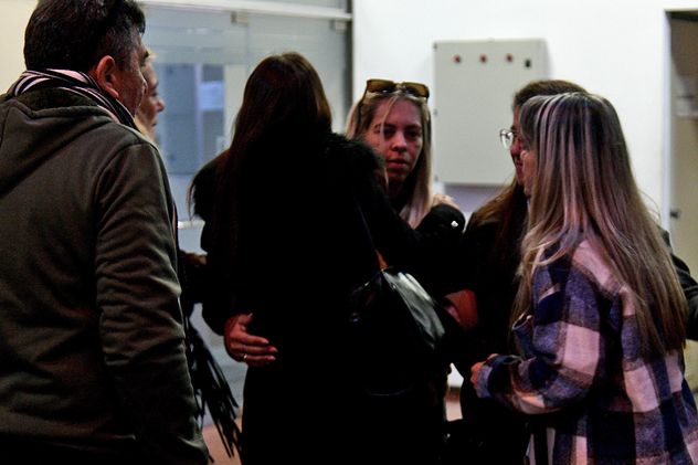 Melisa Heredia y los abuelos de Agostina Vega se reúnen con el fiscal del caso en la Jefatura de Policía.