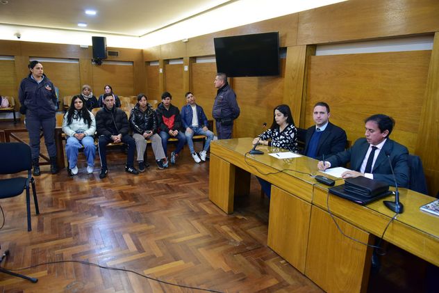 Acusados. Los acusados y sus defensores, antes del inicio de la audiencia. (Nicolás Bravo / La Voz)