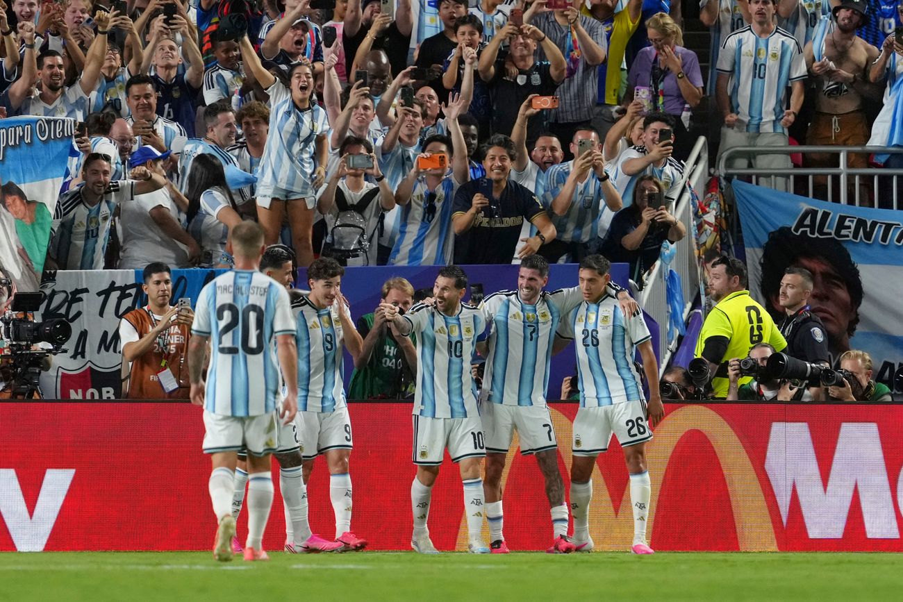 Argentina mostró señales positivas, al margen de su fútbol en el debut en el Mundial ante Argelia. (AP)