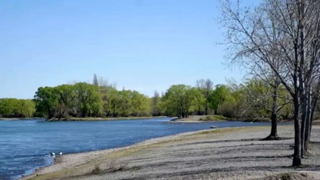 Un hombre intentó robar una camioneta, se tiró a un río para evitar que lo atraparan y murió ahogado.