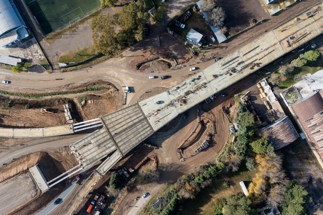 Con grúas de gran porte, las cuadrillas trabajan entre las 22 y las 5 para instalar nuevas vigas y minimizar el impacto en la circulación diaria de uno de los sectores más transitados de la ciudad.