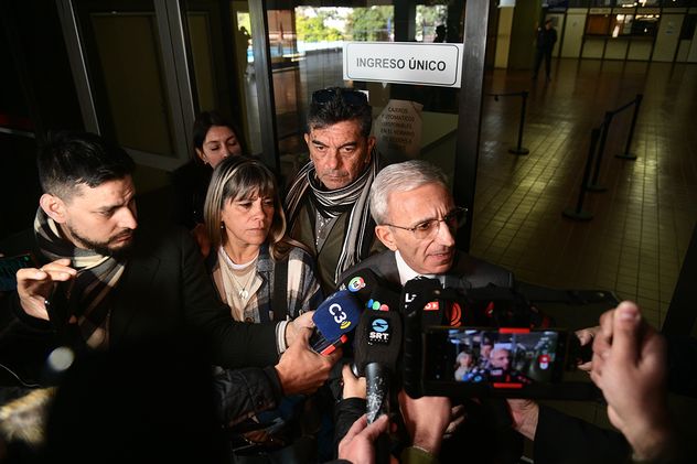 Los abuelos de Agostina Vega se reúnen con el fiscal del caso en la Jefatura de Policía. 