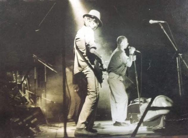 Los Redondos, en su paso por Córdoba en diciembre de 1987. Aquí, Skay e Indio, durante el show de Asociación Española.(Archivo "Perro" Emaides)