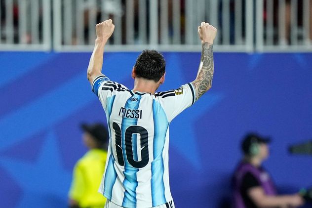 Lionel Messi festeja uno de sus tres goles con la Argentina ante Argelia, en el debut en el Mundial 2026.