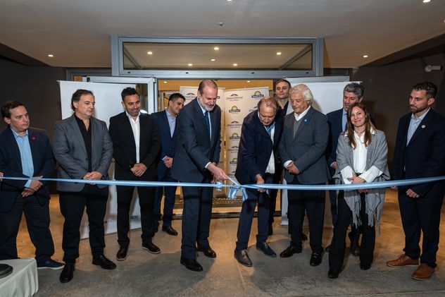 El presidente del grupo hotelero, Alberto Albamonte, junto a autoridades locales durante el corte de cintas oficial en la ciudad de Bahía Blanca.