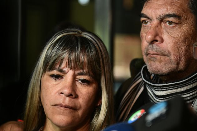 Los abuelos de Agostina Vega se reunieron con el fiscal del caso en la Jefatura de Policía.