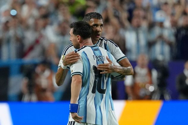 Facundo Medina junto a Lionel Messi, en la goleada de Argentina ante Argelia.