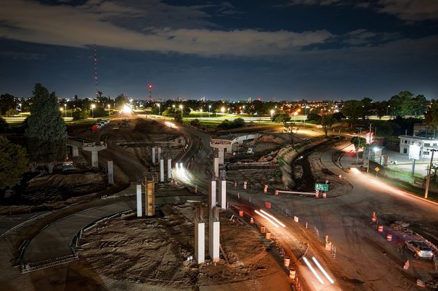 Ya fueron colocadas 130 de las 195 vigas previstas para el altonivel, una infraestructura clave para mejorar la conectividad y ordenar el tránsito en el sur de Córdoba capital.