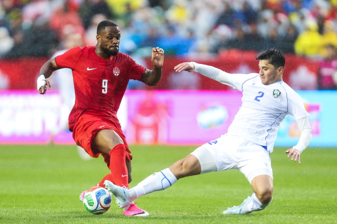 Cyle Larin fue el autor del gol de Canadá en su debut en la Copa del Mundo ante Bosnia y este jueves se mide con Qatar. (AP)