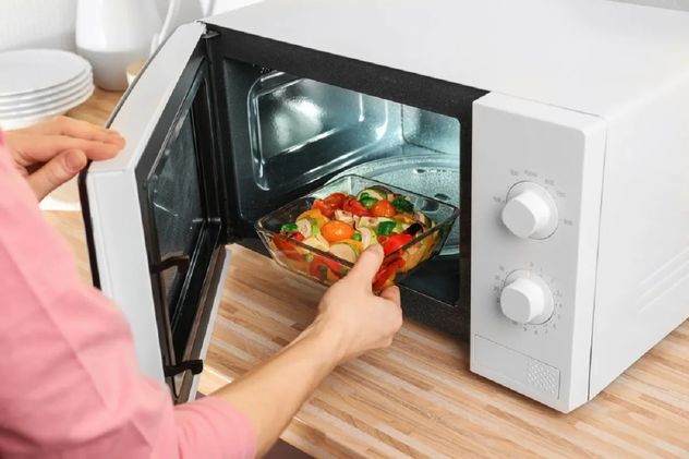 Cómo evitar que el plato se caliente más que la comida en el microondas.