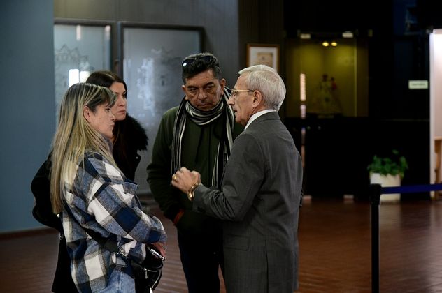 El abogado Carlos Nayi junto a los abuelos de Agostina.