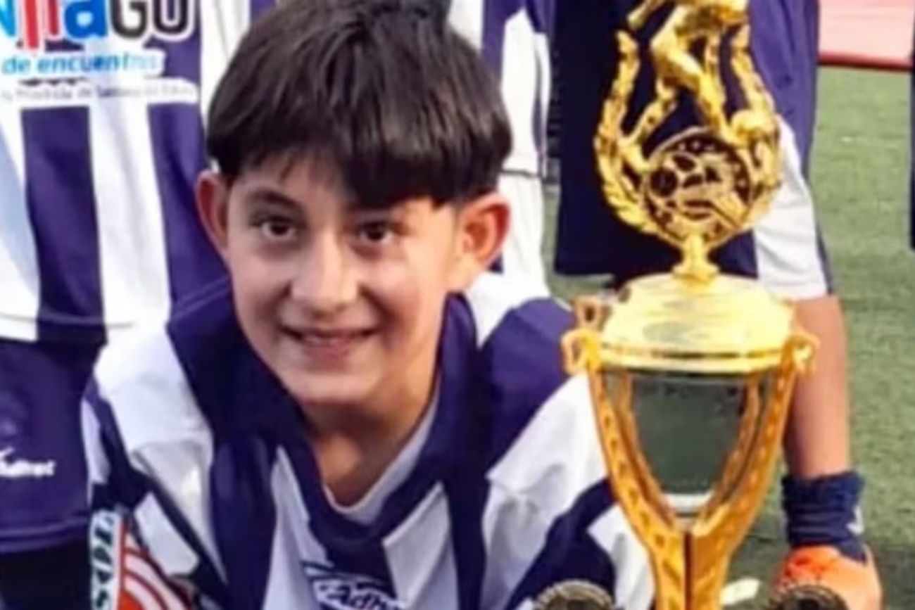 Murió un adolescente de 14 años tras recibir un pelotazo mientras jugaba al fútbol en Santiago del Estero