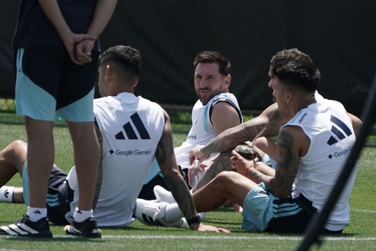 Lionel Messi en la práctica de la Argentina, el día después del debut en el Mundial ante Argelia.