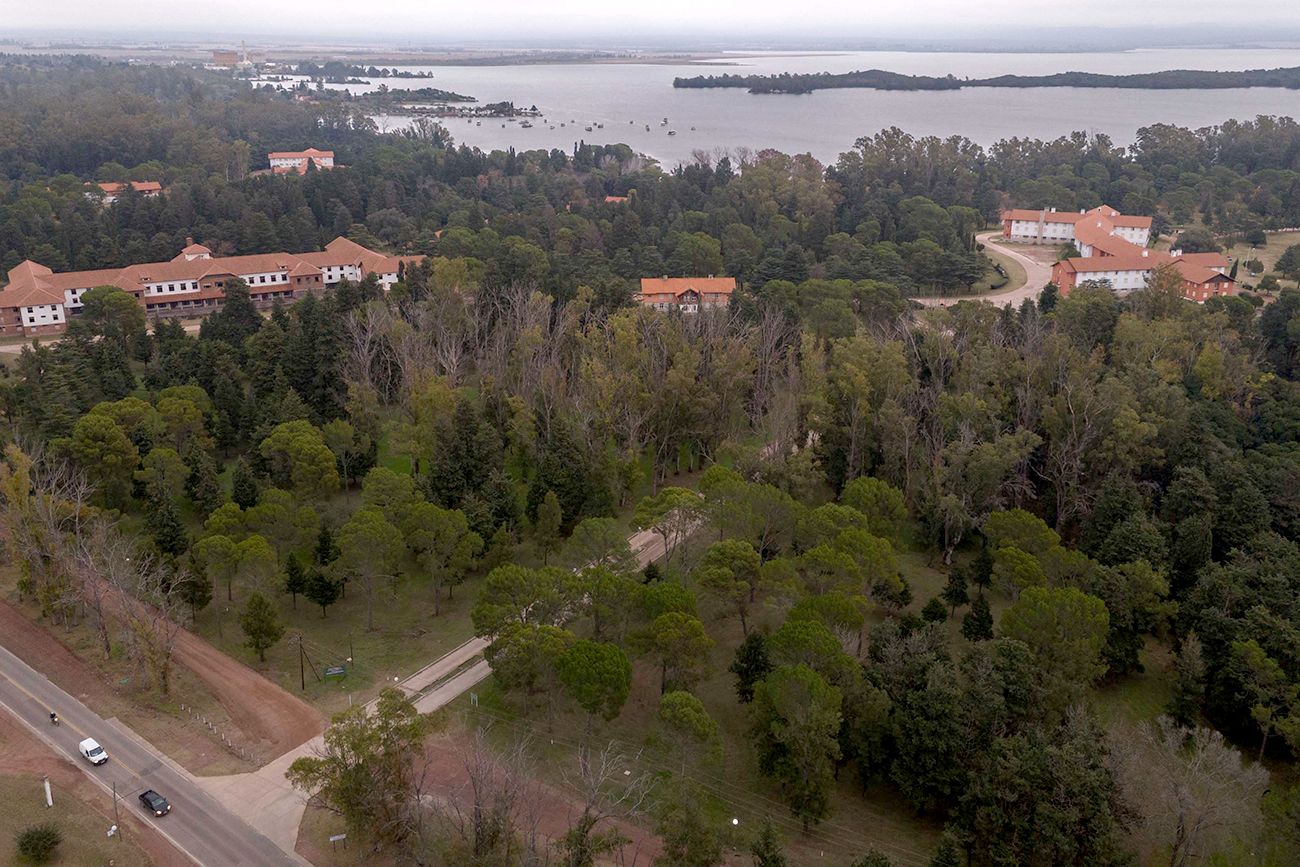 Embalse. La estatal Unidad Turística Embalse en venta. Vista parcial de algunas de las unidades, junto al lago. 