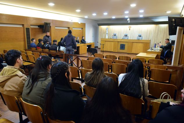Condena. Instantes antes del inicio del juicio a un grupo de "viudas negras" en la Cámara 5ª del Crimen. (Nicolás Bravo / La Voz)