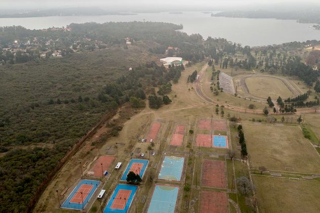 La Unidad Turística Embalse. El amplio polideportivo del complejo, con estadio de fútbol, gimnasio cubierto y otras canchas. 