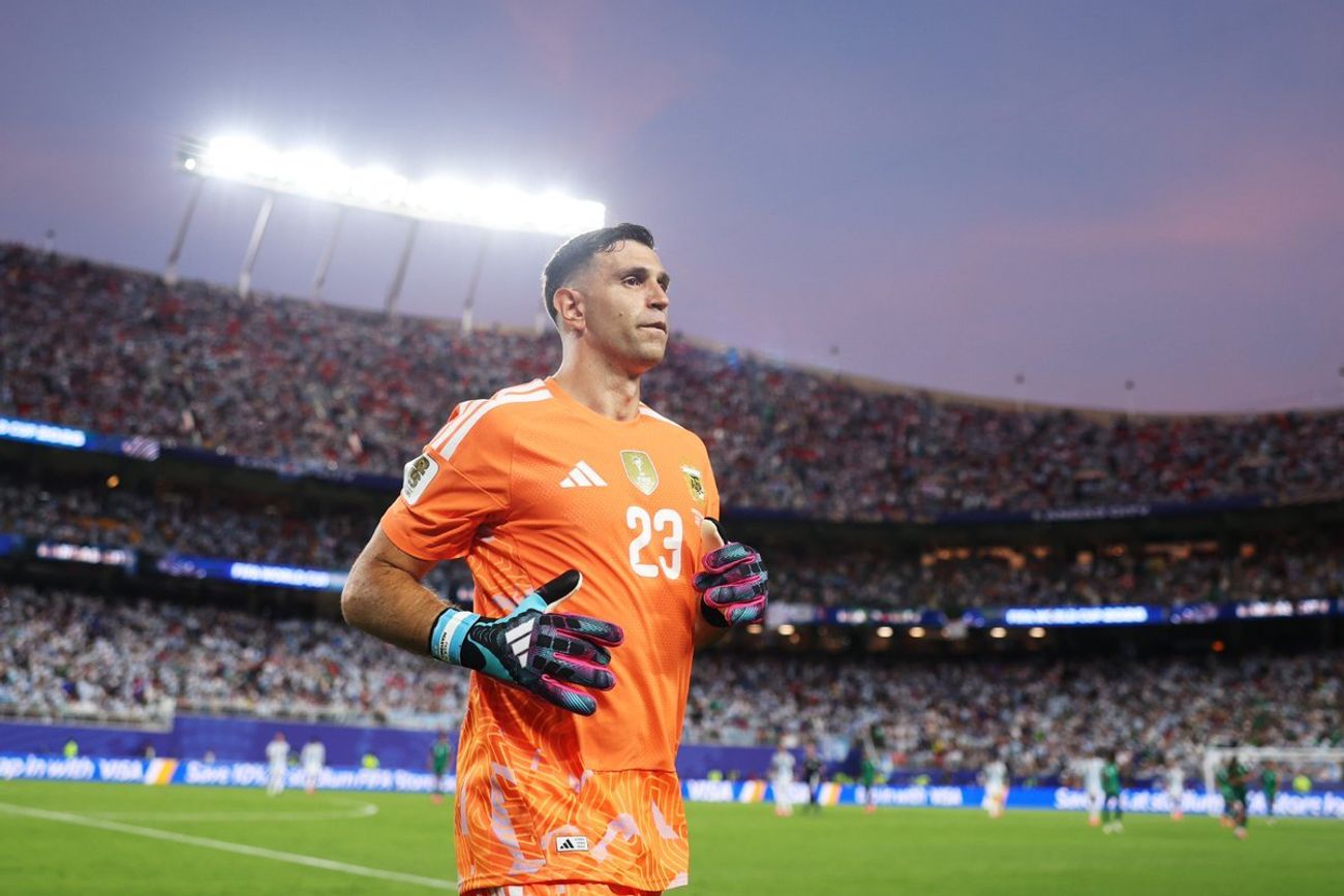 Dibu Martínez llegó al debut ante Argelia.
