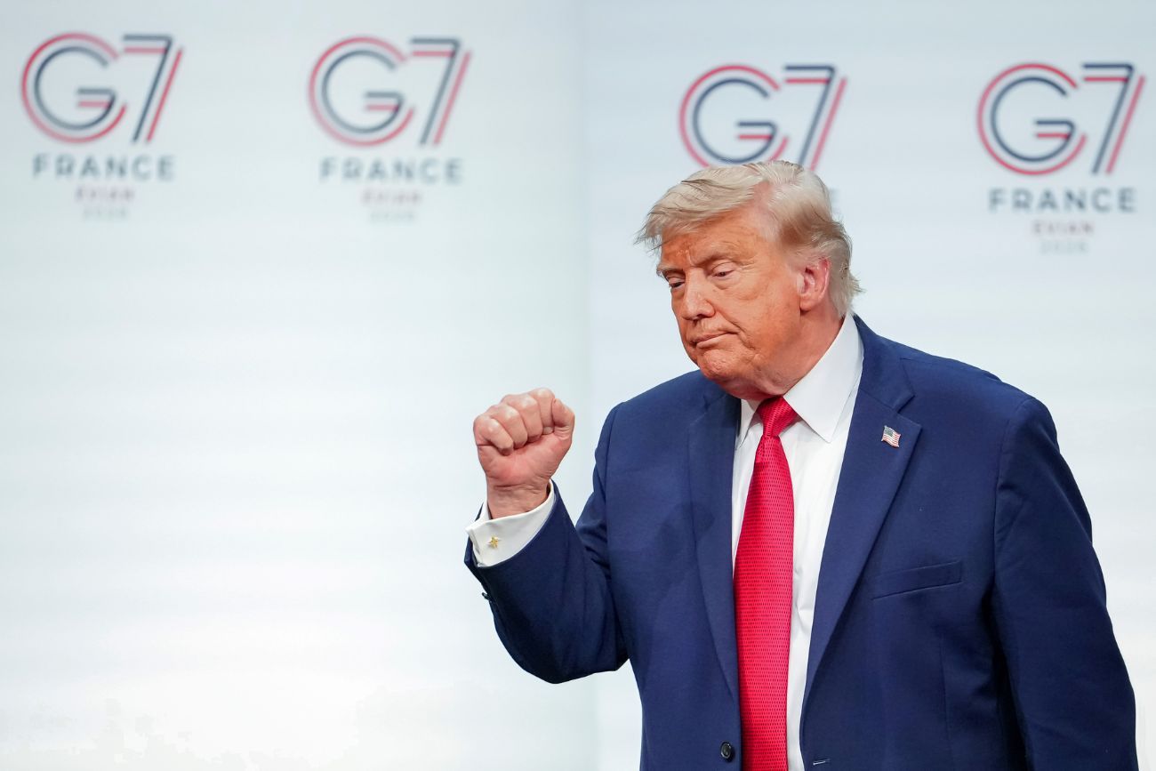 El presidente estadounidense Donald Trump gesticula al abandonar el escenario tras una rueda de prensa al término de la cumbre del G7 en Evian-les-Bains, Francia, el miércoles 17 de junio de 2026. (Foto AP / Vadim Ghirda)