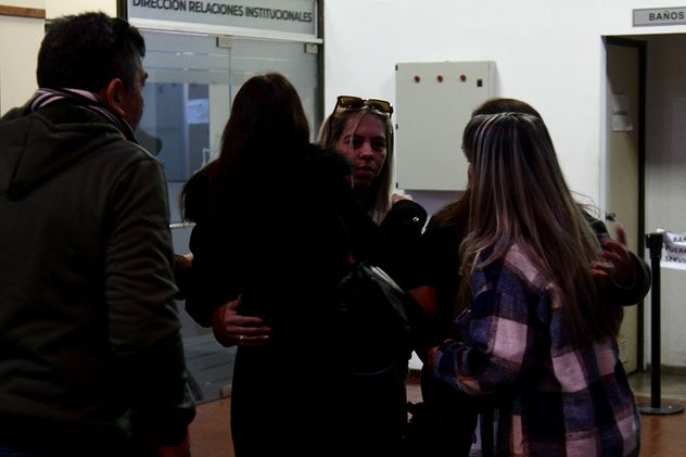 Melisa Heredia y los abuelos de Agostina Vega se reúnen con el fiscal del caso en la Jefatura de Policía.