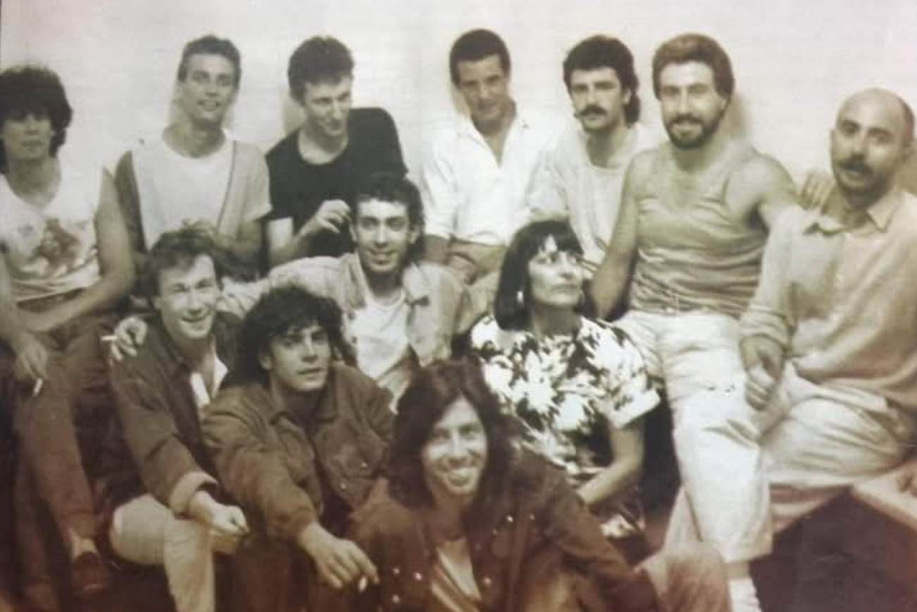 Los Redondos, en su paso por Córdoba en diciembre de 1987. Aquí, con el productor Héctor Emaides y músicos cordobeses en el camarín de la Asociación Española. (Archivo Héctor "Perro" Emaides)
